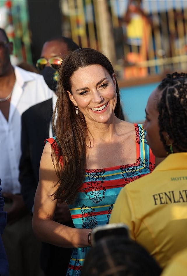 凯特访问牙买加新造型太嫩了！穿背带花裙像少女，一字锁骨太美了 - 2