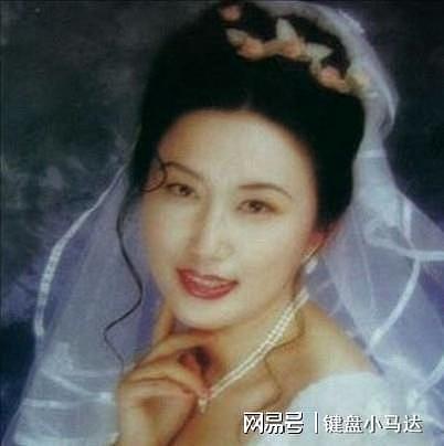 她是毛新宇少将第一任妻子，北大毕业后就结婚，身材高挑颜值动人 - 5