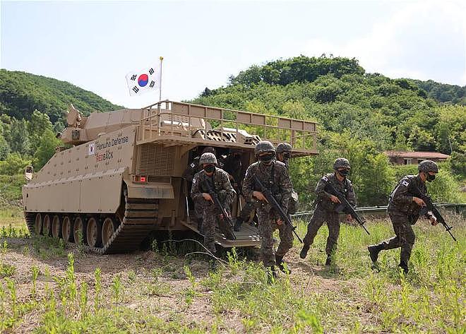 攻防兼备！韩国展示新型“红背蜘蛛”步战车，现代化程度堪称一流 - 4