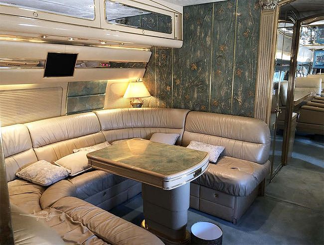 沙特王室波音737公务机正在出售 豪华内饰超乎想象 居然有双人床 - 5