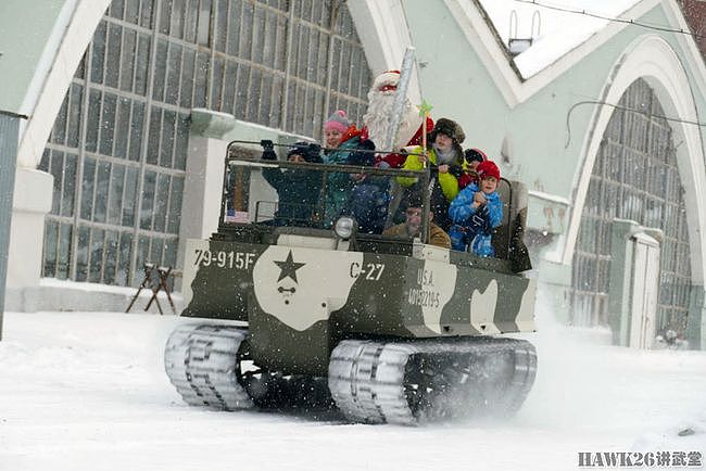 在雪地上撒点野：俄罗斯一博物馆开出古董运输车 拉着孩子们兜风 - 6