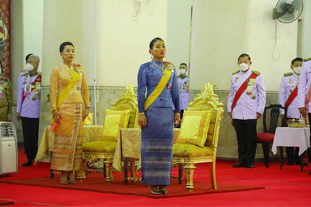 泰国王室的“三朵金花”齐亮相！苏提达穿银裙，大小公主风情万种 - 15