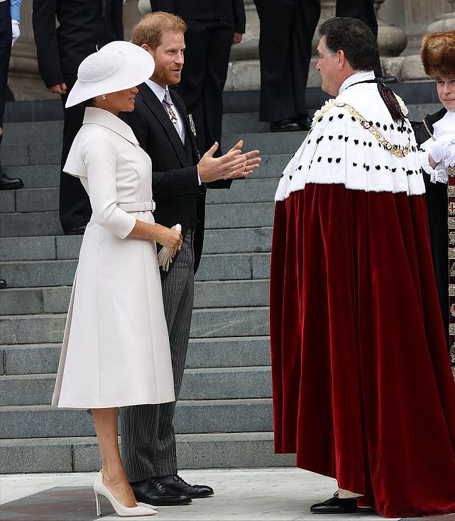 女王不在场梅根又高调！穿象牙白裙显腰粗，女主人范儿比凯特还强 - 7