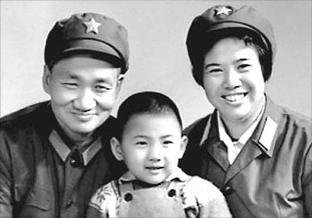 毛岸青独子毛新宇：是首位70后少将，母亲也是将军，儿女才华出众 - 6