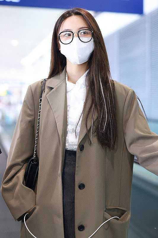 杨超越的颜值不用说，穿搭也很有亮点，灰色大衣打造出韩系学姐范 - 2