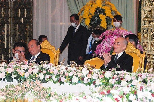 柬埔寨国王母子共同接待越南主席85岁太后穿蓝裙好美，白发也优雅 - 12