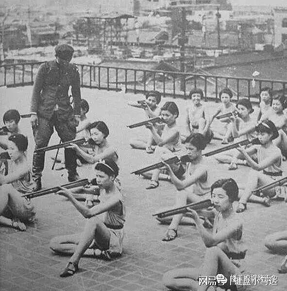二战时期日本男女学生为什么裸体上课？ - 2