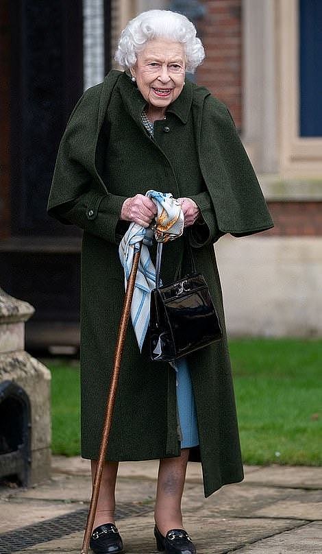 95岁英国女王庆祝登基70周年！穿斗篷大衣亮相，拄着拐杖消瘦好多 - 4