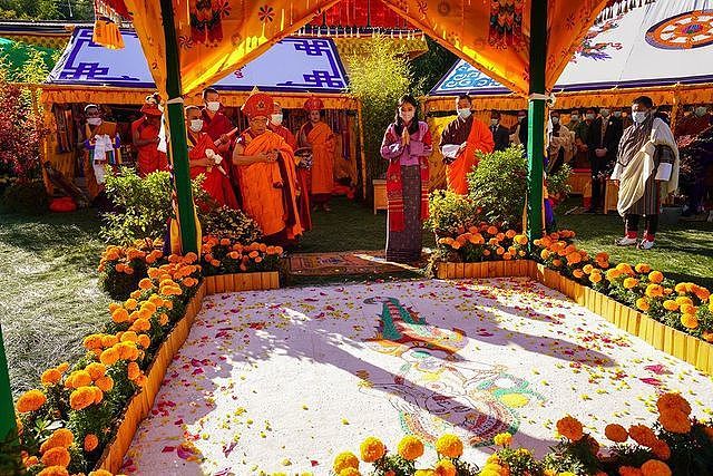 不丹王后单独营业太闪耀啦！传统紫裙好惊艳，和国王感情越来越好 - 3