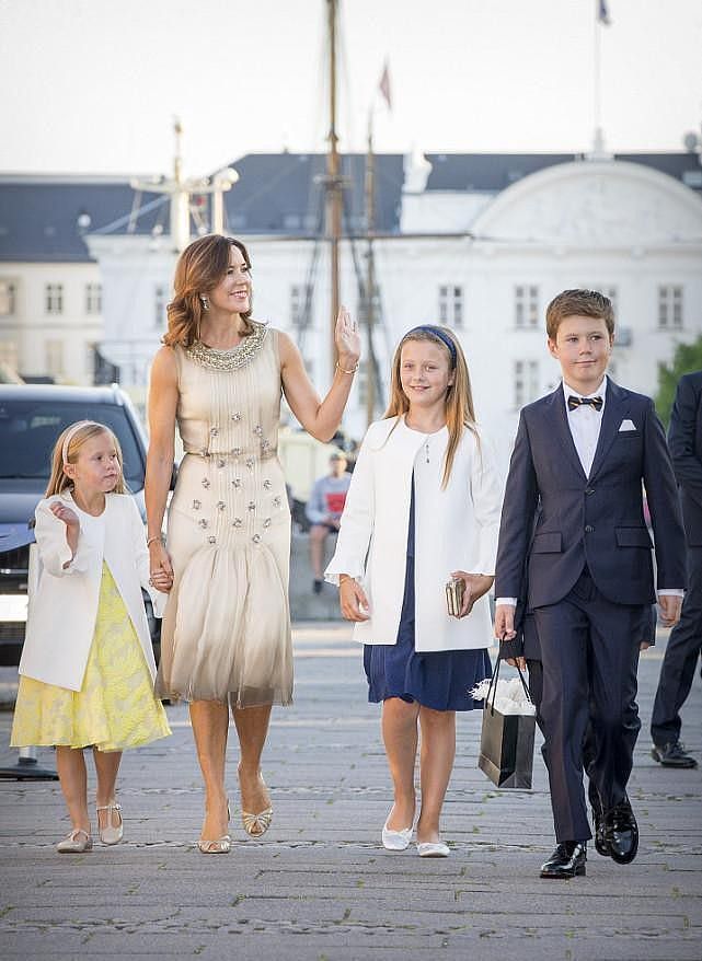 凯特王妃与丹麦王妃同框，示范长外套的高级穿法，优雅知性不过时 - 9