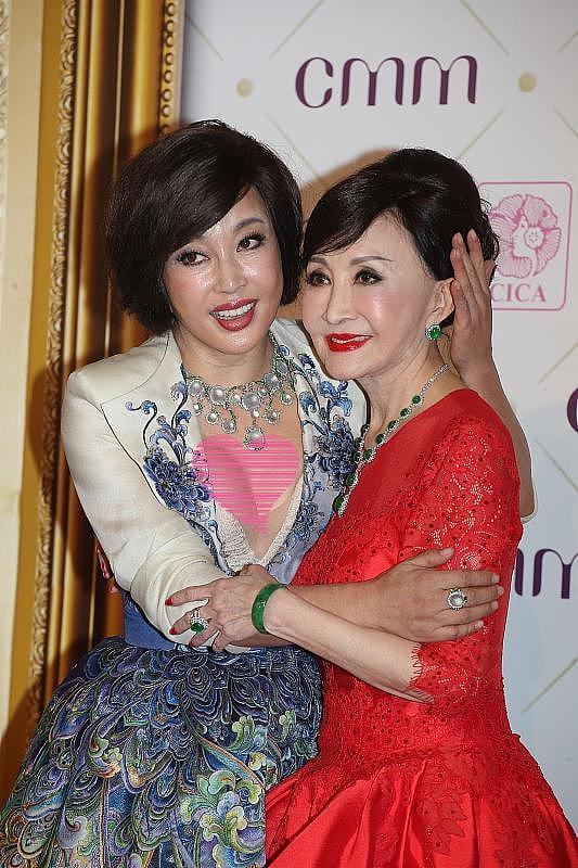 刘晓庆和国际美容教母同框，穿的一个比一个年轻，保养真好啊 - 7