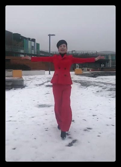 朱军51岁妻子雪地秀舞姿，脚踩细高跟无压力，穿红西装小细腰显眼 - 3