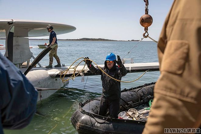 美国坠海E-2D预警机打捞出水 专业团队展现实力 能否修复还存疑 - 7