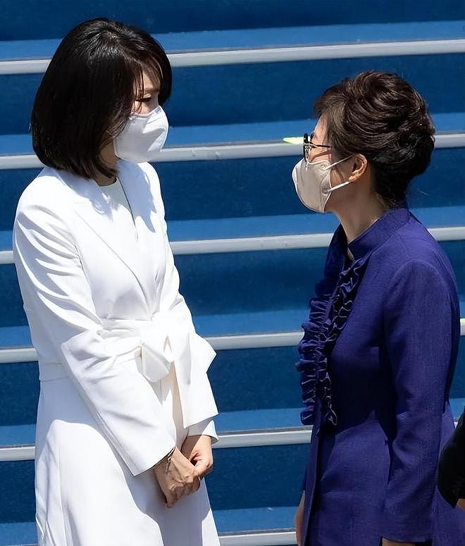 韩国新第一夫人真挺美，穿套装优雅知性，有贤内助的高级感 - 3