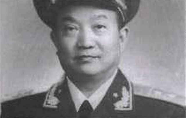 李雪三将军回老家，却见门口坐着一个陌生人，警卫员持枪对天扫射 - 2