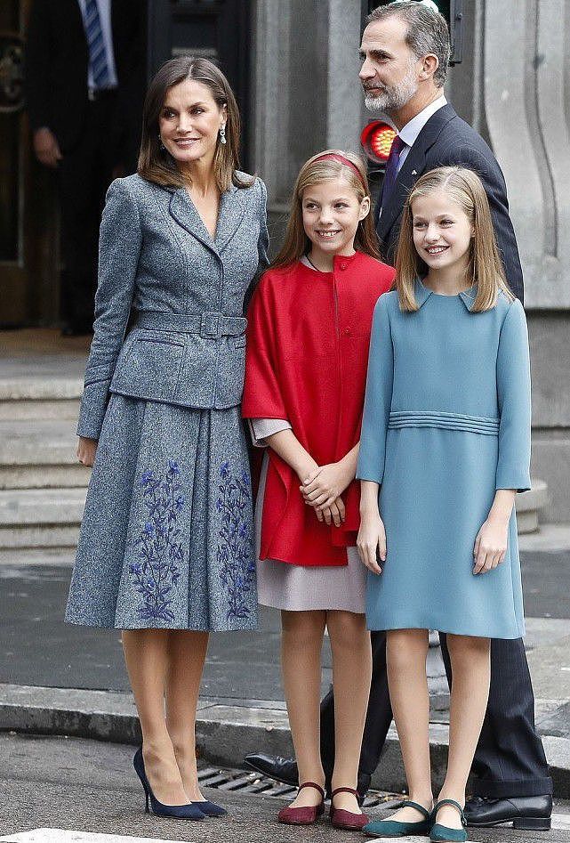 西班牙王储公主爱臭美！树莓色鱼尾裙秀身材，螺旋腿输给14岁妹妹 - 1
