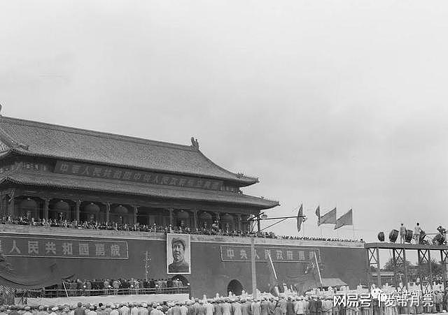 1949年开国大典背后的故事：几经修改的毛主席画像、朱德检阅部队 - 13