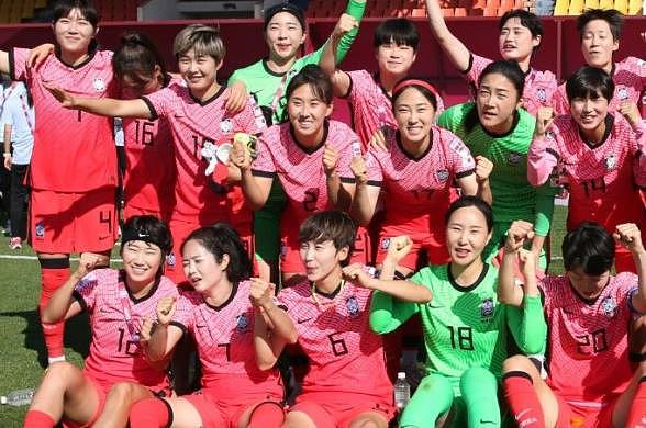 2-3被绝杀！韩国队遭超级翻盘，球员眼眶含泪，水庆霞被抛起庆祝 - 1