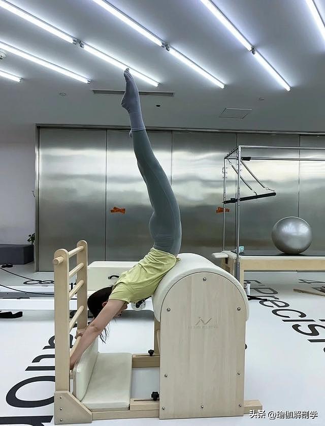 35岁袁姗姗练瑜伽，平坦小腹，细腰翘臀，身材真的太好了！ - 11