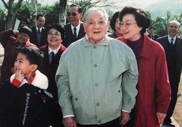 张锡媛：邓小平首任妻子，24岁难产去世，40年后被迁入上海烈士园 - 8