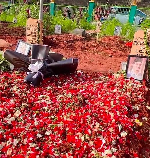 28岁印尼歌手和丈夫车祸去世，仅1岁儿子幸存，现场曝光满地残骸 - 17