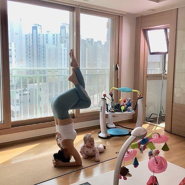 韩国辣妈一边带娃一边健身，瑜伽训练让她身材凹凸有致 - 5