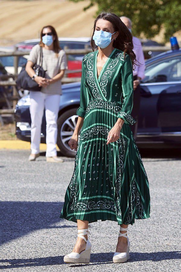 西班牙王后穿绿色长裙贼娇媚！及肩披发好温柔，身材与气质双在线 - 2