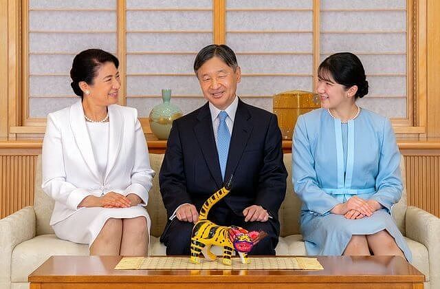 日本公主成年后参加皇室活动！无袖裙暴露粗胳膊，还是全家福养眼 - 14