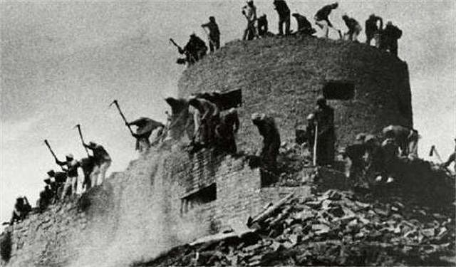 山东一家12口住日军炮楼58年，因墙体太厚，光通暖气就通了20年 - 1