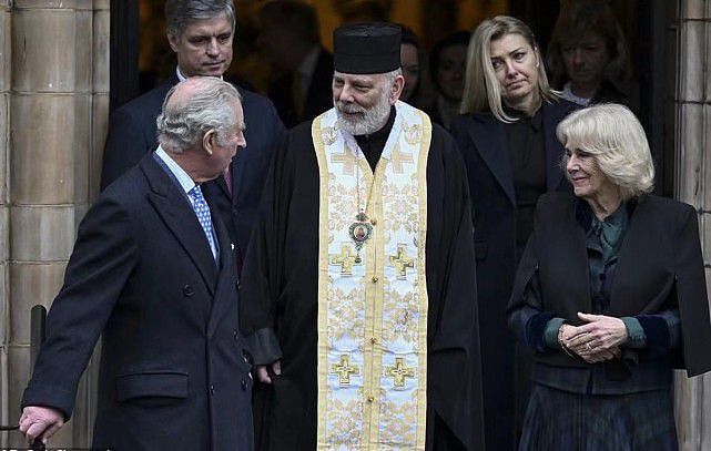 卡米拉安慰哭泣的乌克兰大使夫人！穿披肩气场全开，越发像王后了 - 11