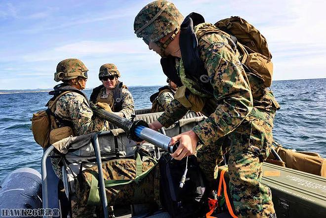美国海军陆战队肩扛式防空导弹训练 在充气橡皮艇上发射“毒刺” - 4