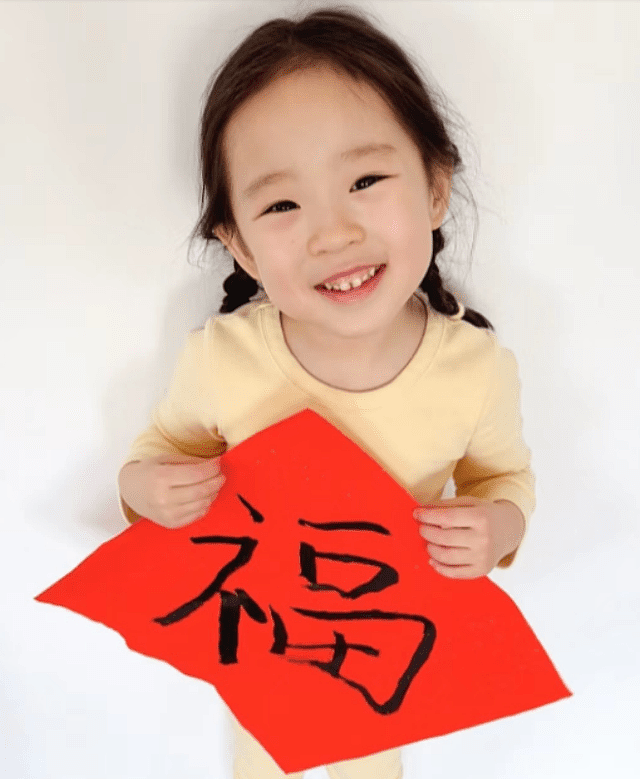 王智3岁女儿扮老虎说祝福，母女俩宛如复制粘贴，还向妈妈讨红包 - 5