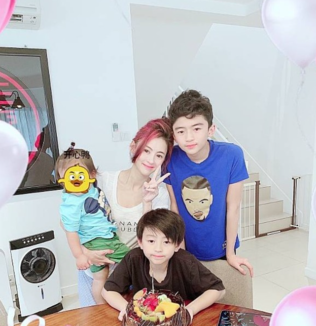 张柏芝生日分享与儿子们多张旧合照 好友黎姿送生日蛋糕 - 7