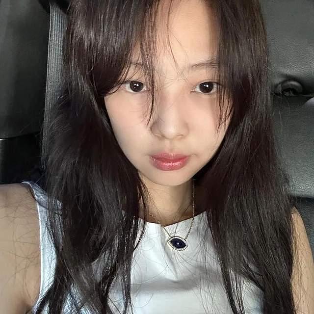 工作人员为Jennie抱不平？时装秀等待现场不禁烟，特意开窗散味 - 5