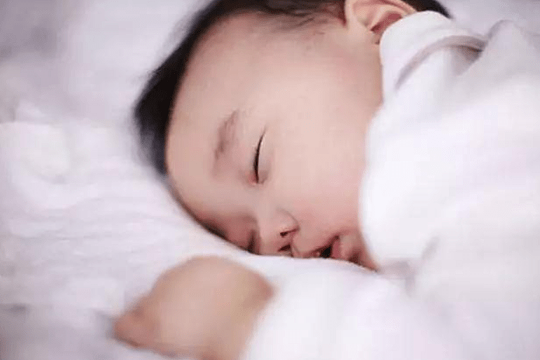 宝宝睡觉时“大汗淋漓”，未必是因为缺钙，家长别盲目给娃大补 - 9
