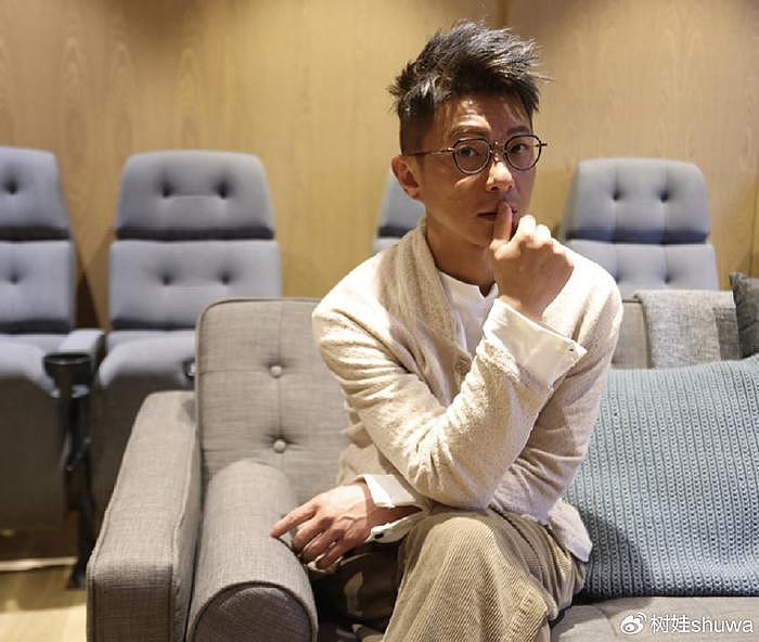43岁香港歌手退出家族生意，称不善经商遭父母劝退，弟弟接手家业 - 1