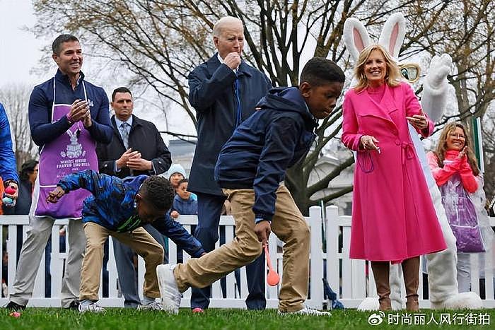 拜登夫妇在白宫庆祝复活节好欢乐！充满童趣，夫人穿粉色大衣惊艳 - 3