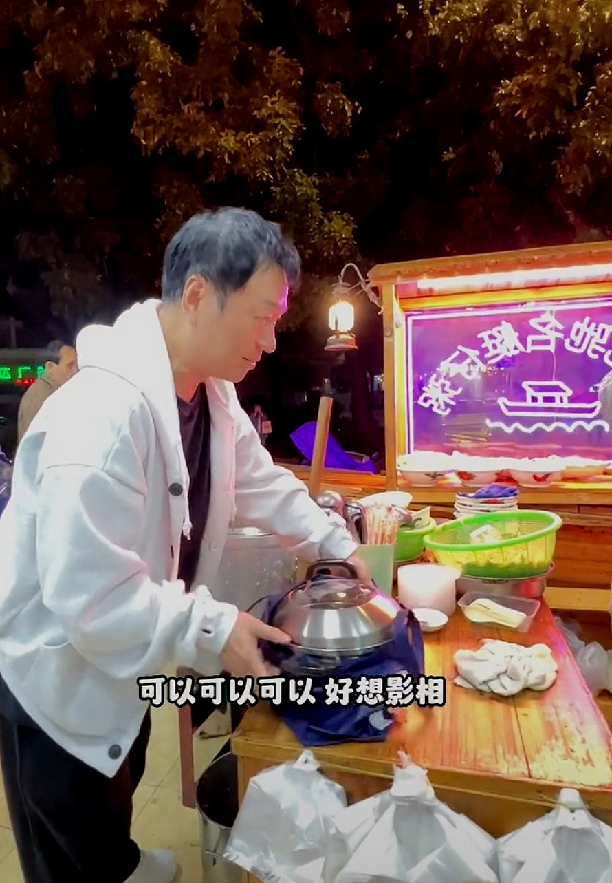 黎耀祥自带大锅去买粥与众多街坊合影 将参与内地平台合作的处境剧 - 2