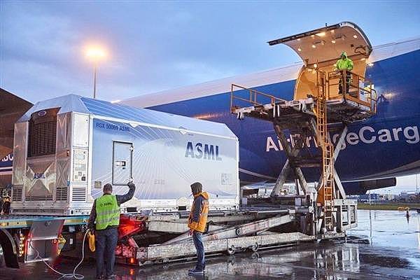 EUV光刻机出货42台 2021年ASML公司营收大涨33% - 1