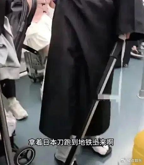 长沙地铁惊现日本浪人，男子投诉被冷落，官方：武士刀是木质的！ - 7