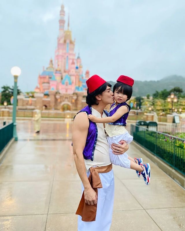 TVB男艺人黄祥兴带家人扮装去主题乐园游玩 下雨天也没阻碍兴致 - 5