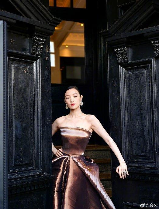 倪妮最新活动造型图释出，流光溢彩的金属棕色抹胸裙尽显贵气… - 2