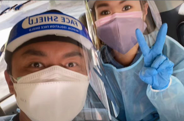 港星杨明携女友当志愿者，为确诊病人送物资做核酸，网友一片好评 - 9