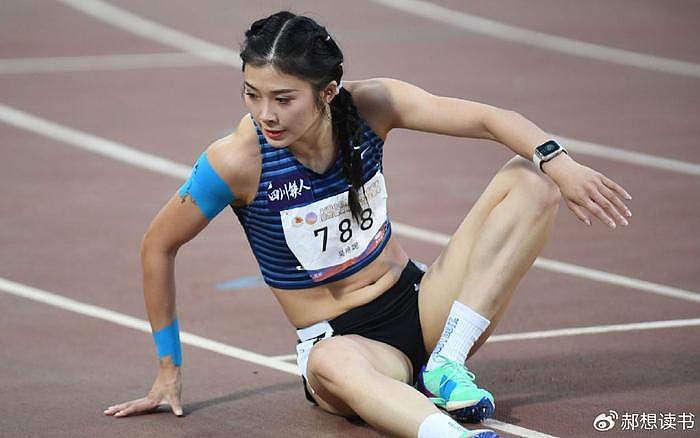 爽文中的大女主，吴艳妮再获女子100米栏冠军，采访时掉下假睫毛 - 6