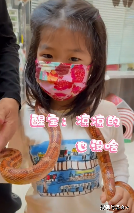 章子怡6岁的女儿打针不怕疼！盯着针头扎入胳膊，一脸淡定胆子超大 - 7