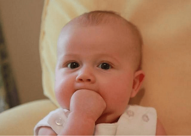 宝宝“见啥咬啥”，是因为“嘴馋”吗？其实是“口欲期”到了 - 1