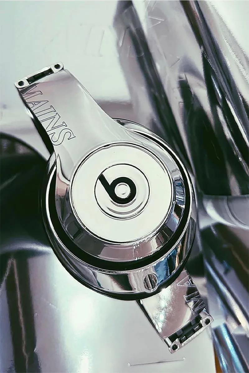 Beats 宣布与英国音乐人 Skepta 主理品牌 MAIN 推出合作款耳机 - 1
