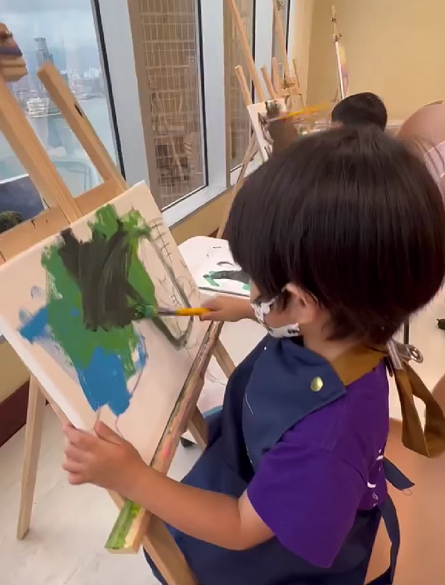 郑嘉颖娇妻陈凯琳带大儿子去学画画 从小培养儿子对艺术的兴趣 - 5
