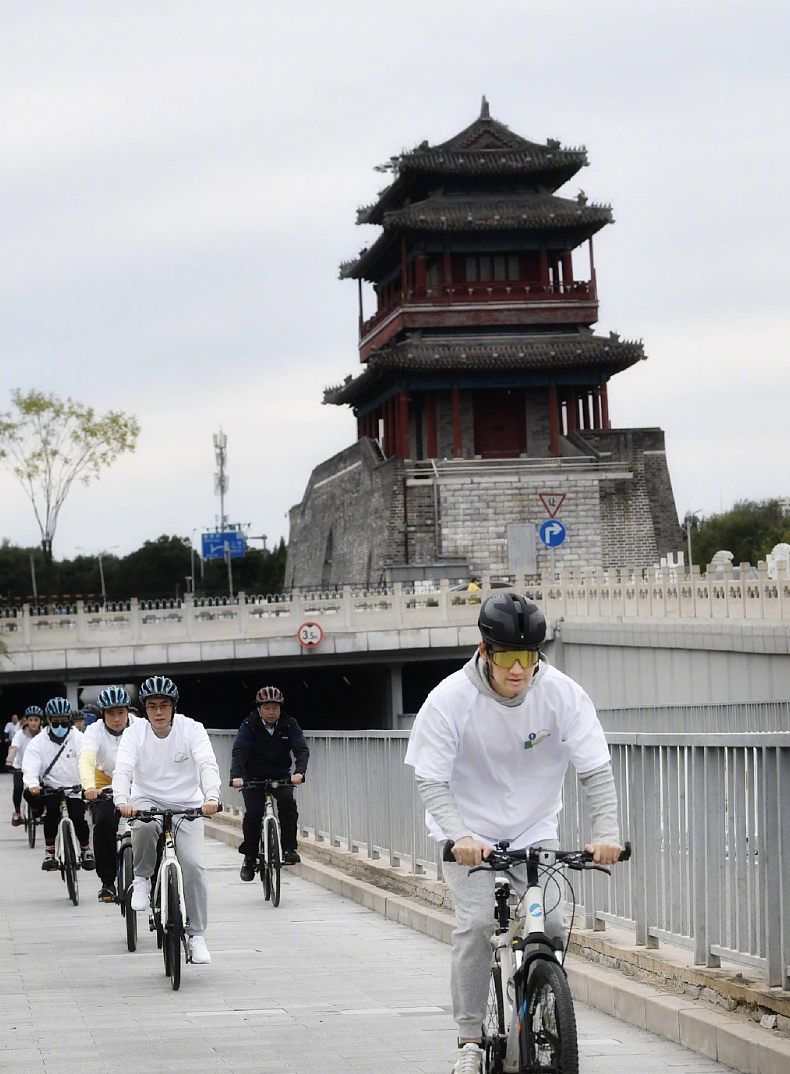 袁弘张歆艺合体参加公益骑行，沿二环骑33公里，提倡低碳绿色生活 - 6