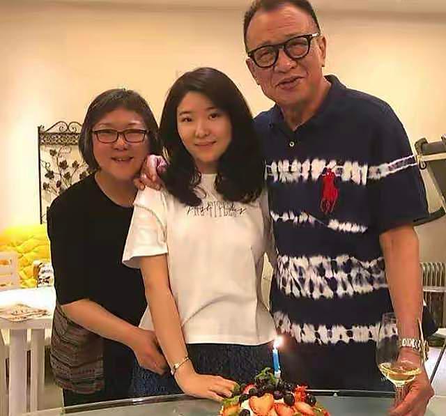 73岁许绍雄露面，与姚莹莹搂肩合影，已移居新加坡帮女儿打理餐厅 - 8
